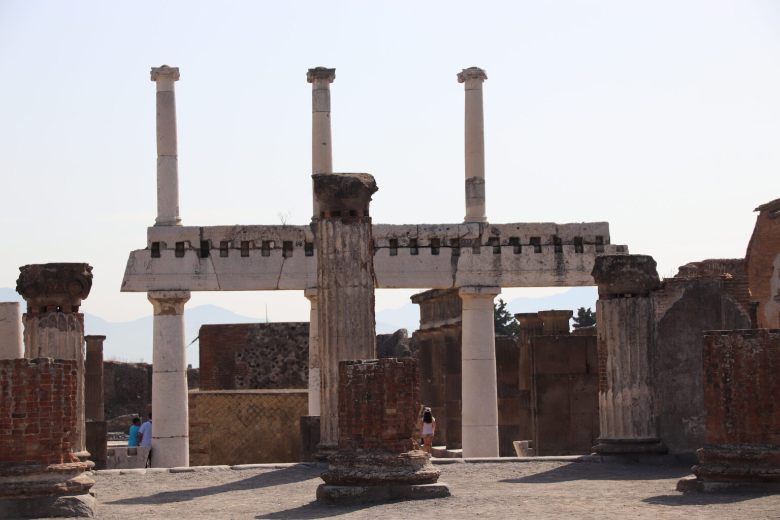 Le Forum de Pompéi avec ses colonnes et le Vésuve en arrière-plan