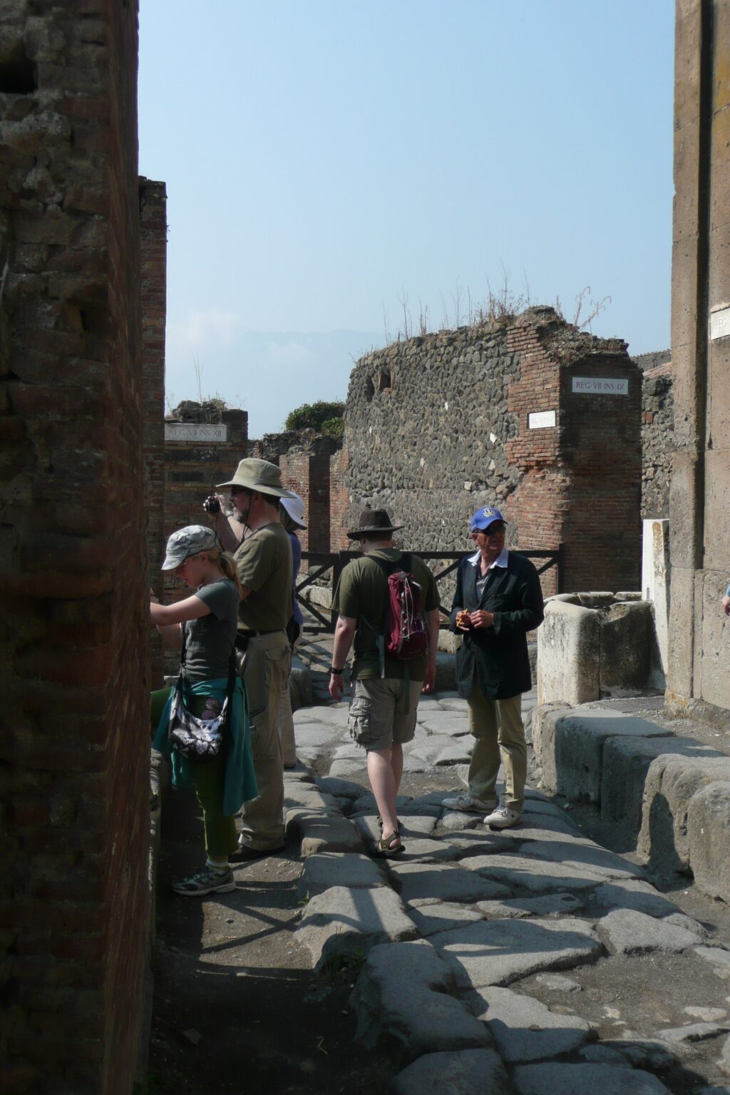 Un groupe de visiteurs parmi les ruines de Pompéi