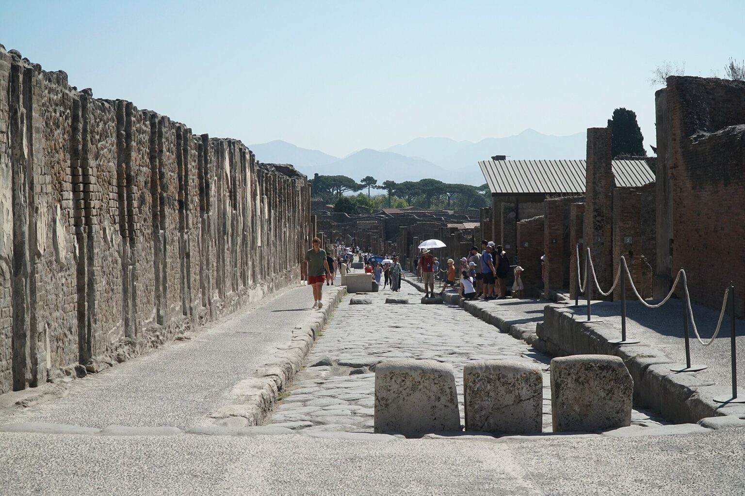 La Via dell'Abbondanza à Pompéi avec des visiteurs