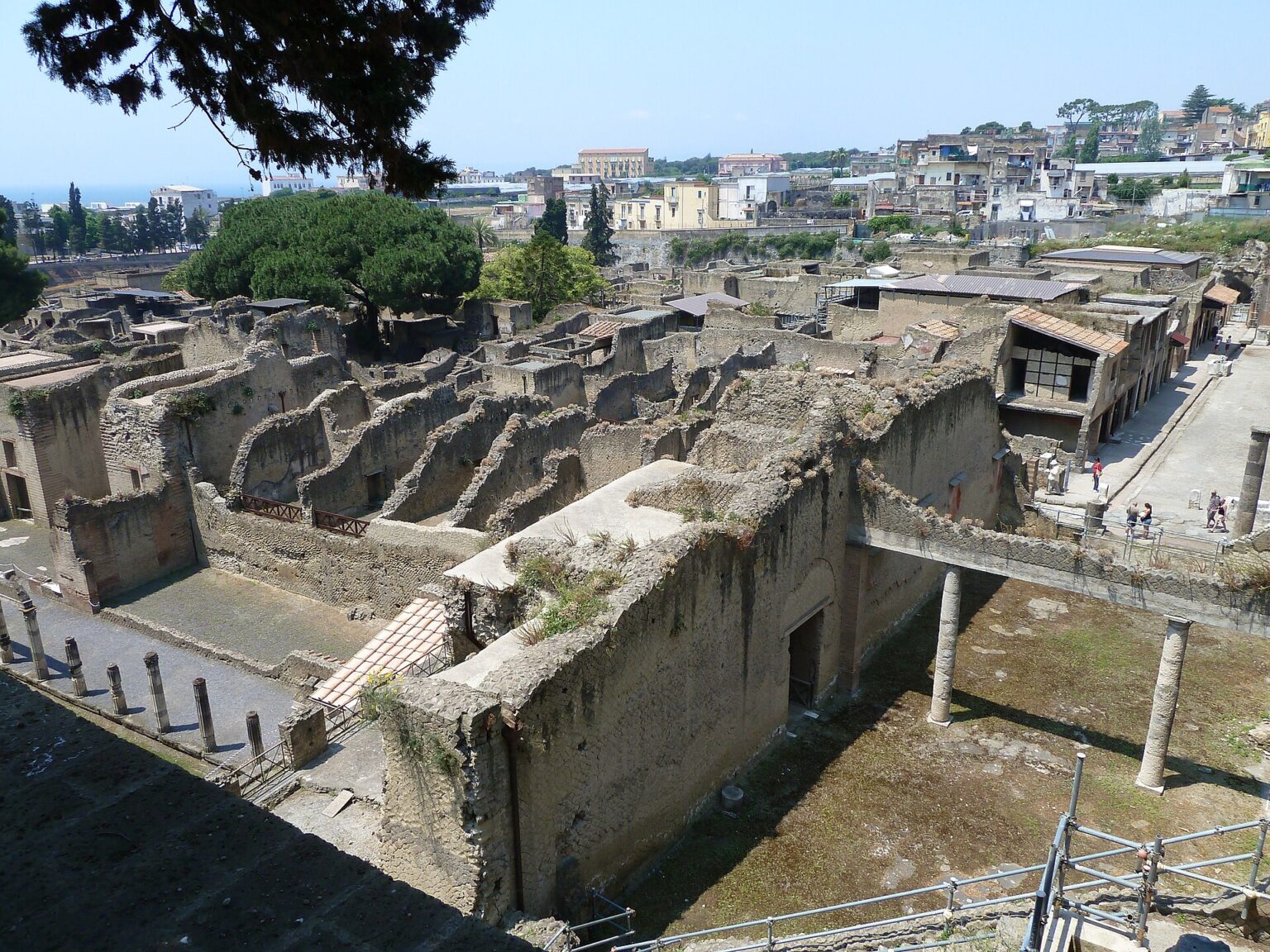 Panorama du site d'Herculanum avec la ville moderne