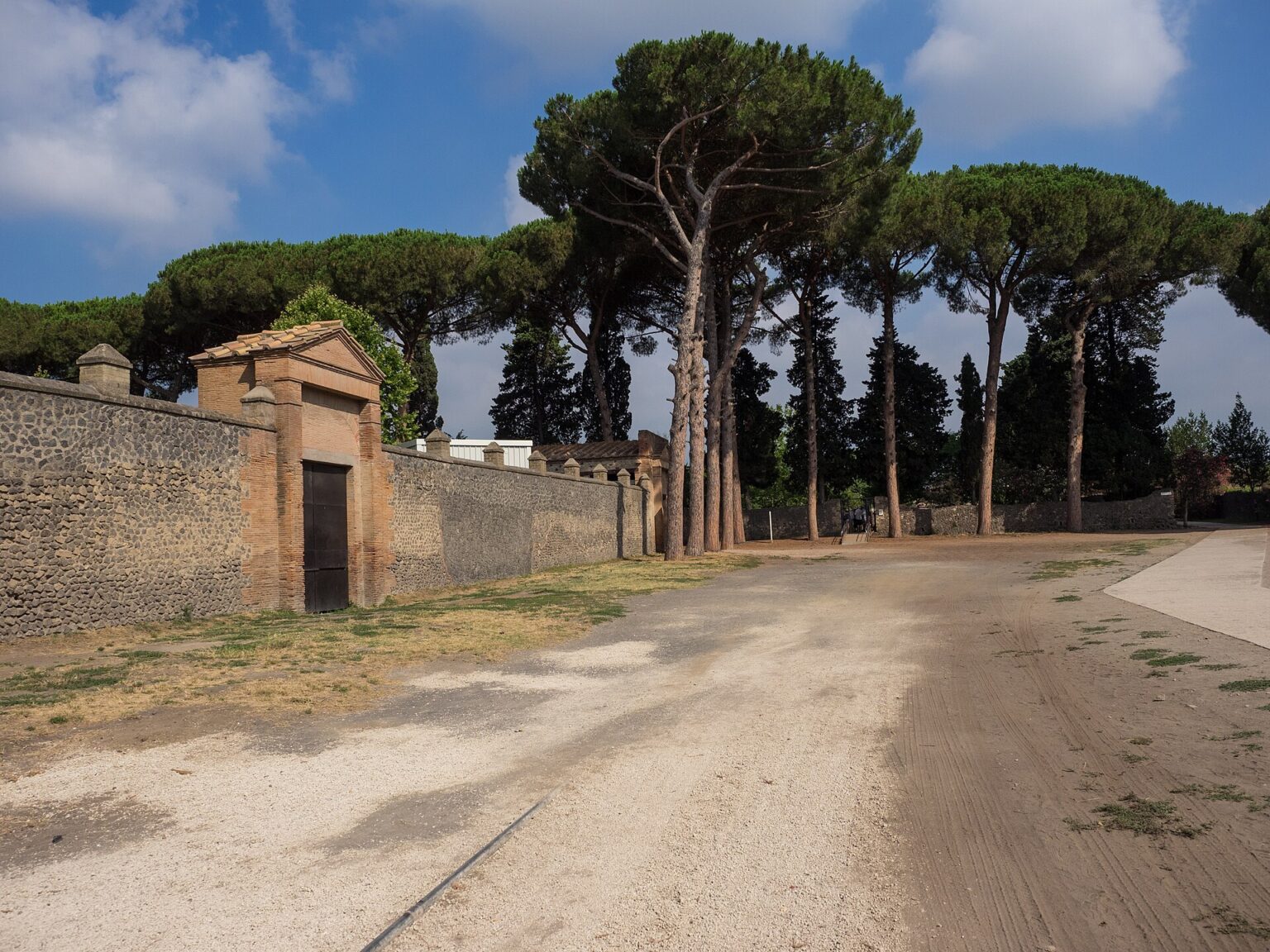 Le Piazzale Anfiteatro, l'une des entrées du site de Pompéi